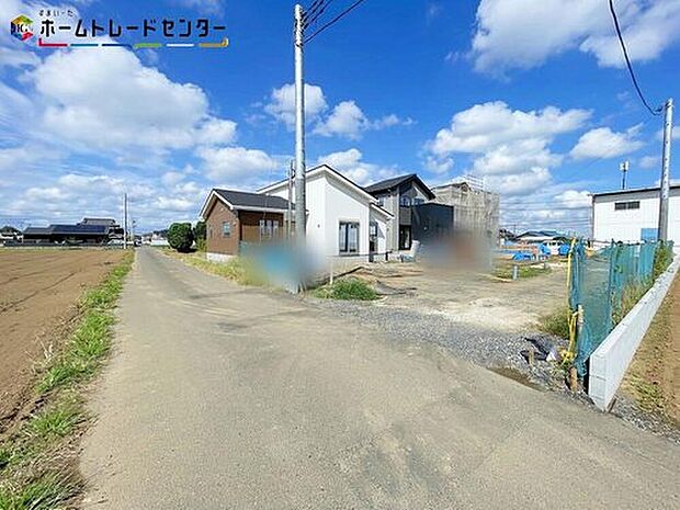 【前面道路含む現地写真】2号棟
車2台を駐車できるゆとりあるカースペース(車種による)!同じものは2つとない「夢のマイホーム」との出会いが待っているかもしれません。平日・お仕事帰りなど、いつでもご案内致します!