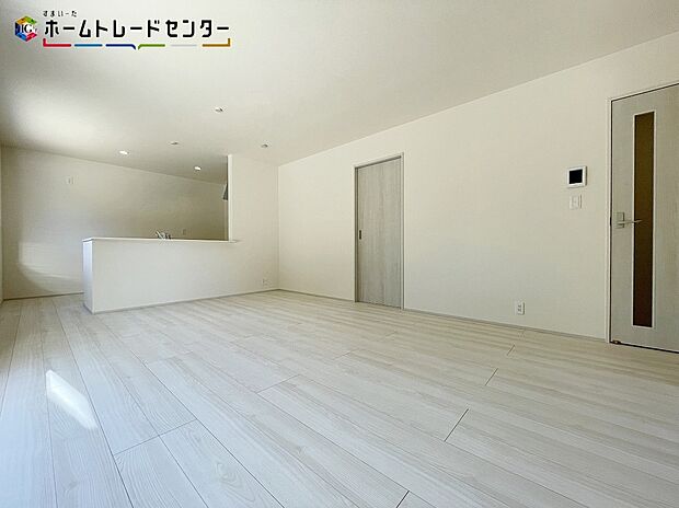 【リビング】２号棟
明るい日差しがさすリビングは、暖かな家族の憩い空間です。リビングの大きな窓から、芝生を敷いたりお花で飾ったお庭を眺めながら、毎日の会話が弾みそうですね♪