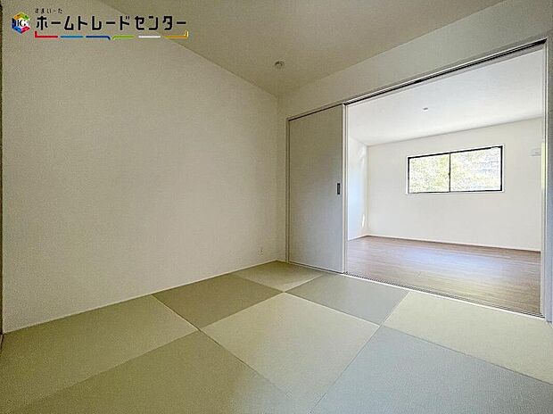 【リビング以外の居室】１号棟
リビング隣のお部屋は、お子様の遊び場やお昼寝スペースとしてなど、開放し広々とお使い頂けます。リビングと繋がったダイナミック空間に早変わりですね！突然の来客時には、戸を閉めて視線を遮る事も可能！