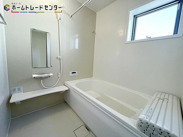 【浴室】２号棟
浴室は湿気がたまりやすく、換気扇だけではどうしてもカビが出やすいです。窓もあり浴室乾燥機も設置されておりますのでカビの抑制に繋がります！雨の日や花粉の季節も心配いりません！