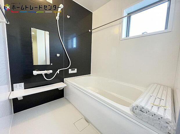 【浴室】浴室は湿気がたまりやすく、換気扇だけではどうしてもカビが出やすいです。窓もあり浴室乾燥機も設置されておりますのでカビの抑制に繋がります！洗濯物を乾かすことも出来ます！雨の日や花粉の季節も心配いりません