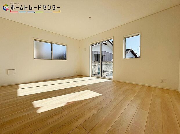 【リビング】２号棟
開放感あふれるリビング！ゆったり寛げる充分な広さがございます！ご家族でインテリアのレイアウトを考えるのも楽しみになりそうですね。窓も大きいので明るく風通しも良く、居心地の良いリビングです！