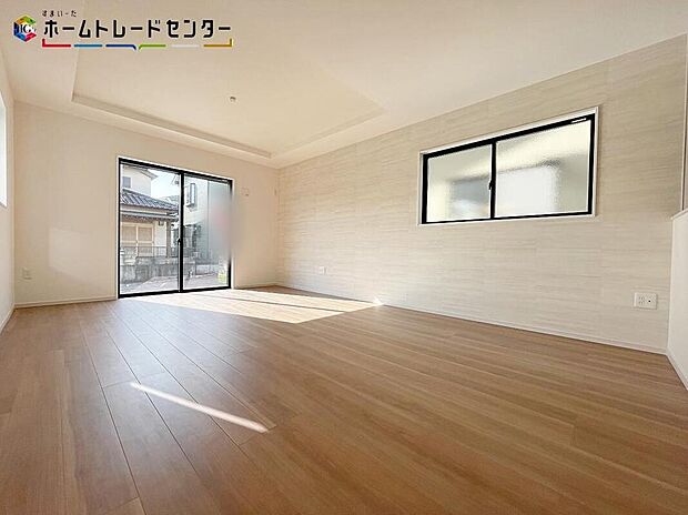 【リビング】陽当たり良好のリビングです♪大きな窓がありますので、陽光あふれる明るい空間です。居心地良く、ご家族皆がゆったり寛げる憩いの空間となりそうです。