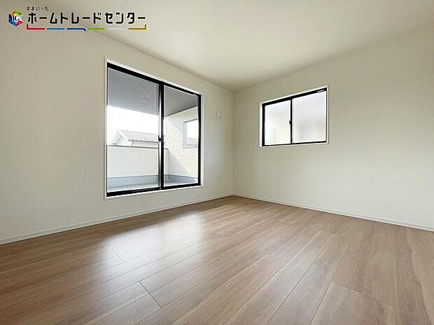 【リビング以外の居室】穏やかな光が差し込む室内には、穏やかな時間が流れます。休日には、落ち着いた空間で自分の趣味を楽しむのはいかがですか。明るめのフローリングですので、壁紙ともマッチし、お部屋を更に広く見せてくれる効果も。