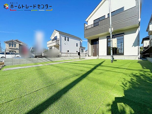 【庭】D号棟
陽光たっぷり降りそそぐ南庭を備えた理想のお住まいです!お子様が安心して遊べる場所や趣味のガーデニングなど、ライフスタイルに合わせていろいろとお楽しみ頂けそうです。