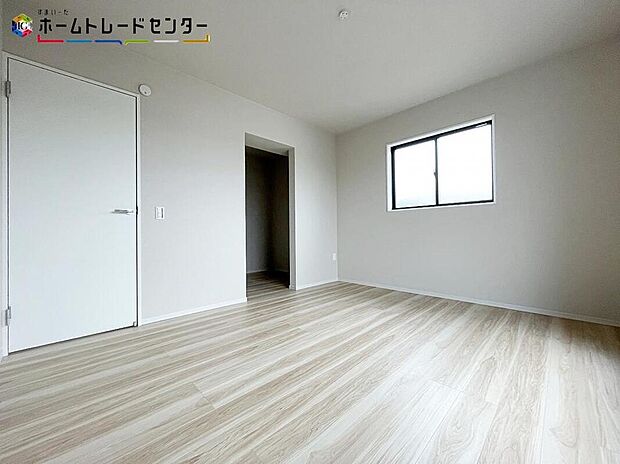 【リビング以外の居室】お陽さまの光をさわやかな風をたっぷりとりこめます。室内はいつも明るい印象なので気持ちの良い朝を迎えられます。主寝室としておススメしたい洋室は、ウォークインクローゼット完備です！