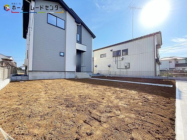 【庭】陽光たっぷり降りそそぐ南庭を備えた理想のお住まいです。お子様の遊び場や趣味のガーデニングなど、ライフスタイルに合わせていろいろとお楽しみ頂けそうです。