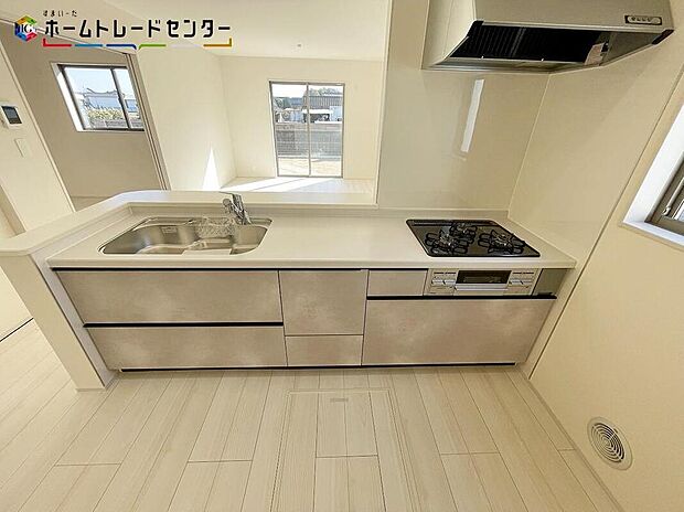 【キッチン】３号棟
リビングで遊んでいるお子様を見守りながら、時にはお喋りをしながら料理や後片付けができる人気の高いスタイルです♪毎日の出来事にお話が弾みますね！キッチンに居ながら、コミュニケーションがとれます！