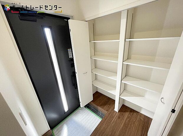 【玄関】１号棟
家族が毎日出入りする場所！大切な来客を迎える場所！そんな玄関は、自然光を取り込める優しい雰囲気の空間となっております！玄関収納も設置してあり家族の靴も片付けられます！