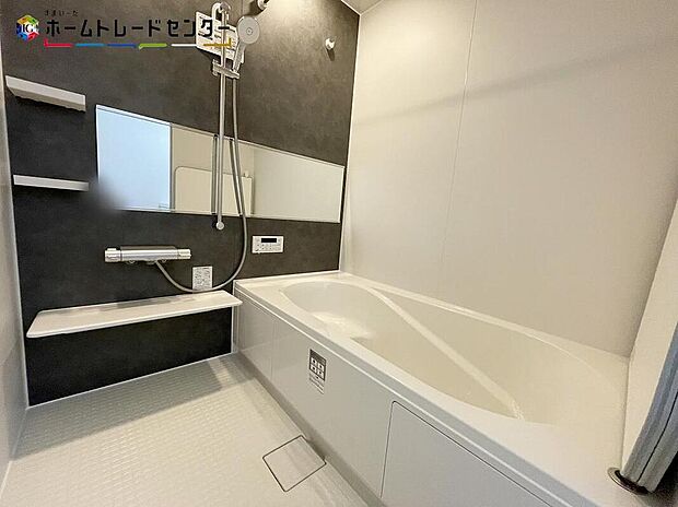 【浴室】ひろびろ１坪サイズのバスルーム。半身浴もできるひろびろな浴槽です。１日の疲れた体を癒せます。入浴後の水滴や湿気を排出し、カビの発生や臭いを抑制する換気乾燥暖房機。雨の日の洗濯物にも効果的です。