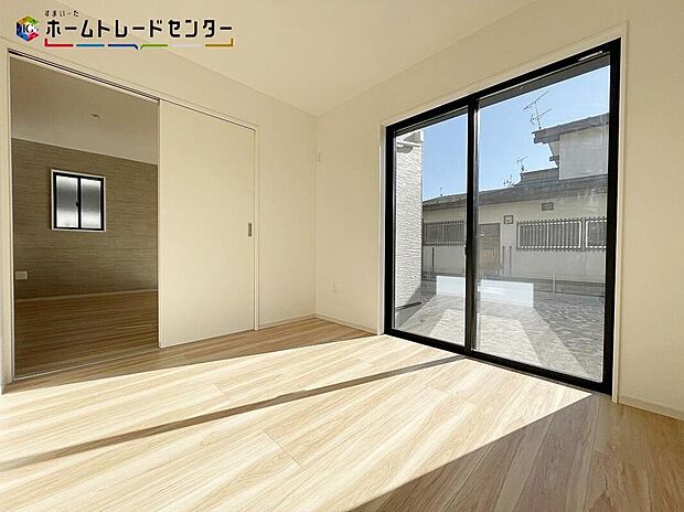 【リビング以外の居室】来客時にあったら嬉しい1室！小さなお子様を寝かしつけるお部屋や遊び場としても重宝しますよ！！木の温もりがやさしいフローリングは安らぎをもたらすプライベート空間。