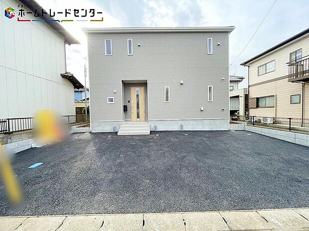 【駐車場】嬉しい仕様がたくさん
システムキッチン、浴室乾燥機、床下収納、防犯カメラ、TVモニター付きインターホン、ペアガラス、人感センサー付玄関灯、EVコンセント、駐車２台可（車種による）