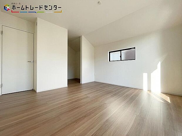 【収納】ウォークインクローゼットは高い収納力が魅力の設備です！夫婦で分けたり、アイテムで分けたりでき使い勝手が良いです！また、帽子や鞄、アクセサリーはもちろん、ゴルフバックやキャリーバックも収納出来ます！