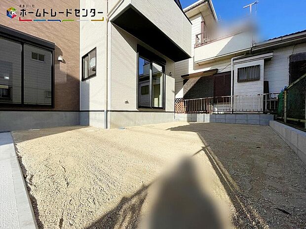 【庭】陽光たっぷり降りそそぐ南庭を備えた理想のお住まいです。お子様の遊び場や趣味のガーデニングなど、ライフスタイルに合わせていろいろとお楽しみ頂けそうです。