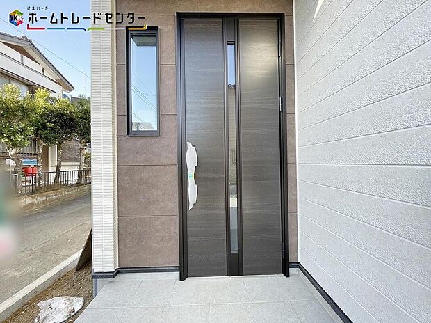 【玄関】玄関ポーチには屋根がついているので雨でも玄関前で濡れずにお出かけ準備が出来ます。セキュリティを高められるTVモニター付きインターフォンが標準装備です！