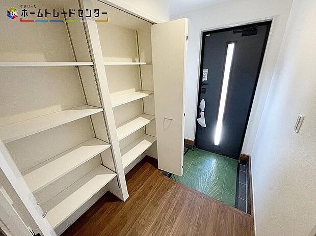 【玄関】訪れる人を優しく迎える、スタイリッシュな玄関。開放感のある玄関ホール。温もり感じるフローリング仕様ですので、ご家族やお客様を温かく迎えてくれます。