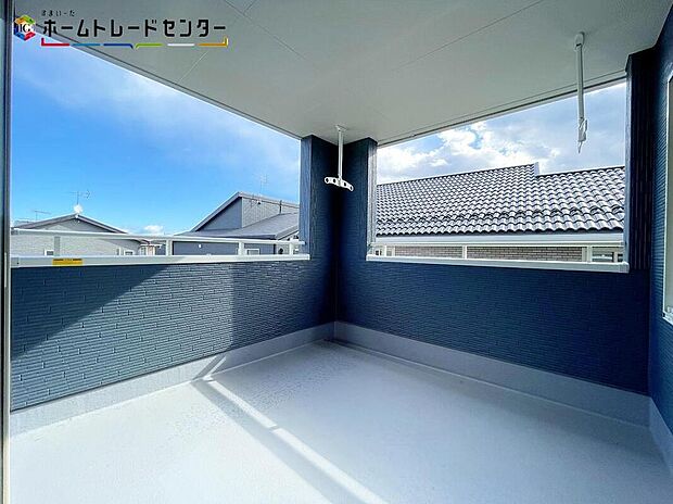 【バルコニー】５号棟
急な雨で洗濯物が濡れてしまうのを防いだり、気軽に外で朝食やお茶などを楽しむセカンドリビングのような使い方ができるインナーバルコニー！夜には家族で星を眺めたり。家族のつながりを強めてくれます！