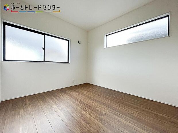 【リビング以外の居室】１号棟
穏やかな光が差し込む室内には、穏やかな時間が流れます。休日には、落ち着いた空間で自分の趣味を楽しむのはいかがですか。充実した素敵な一日になることでしょう！