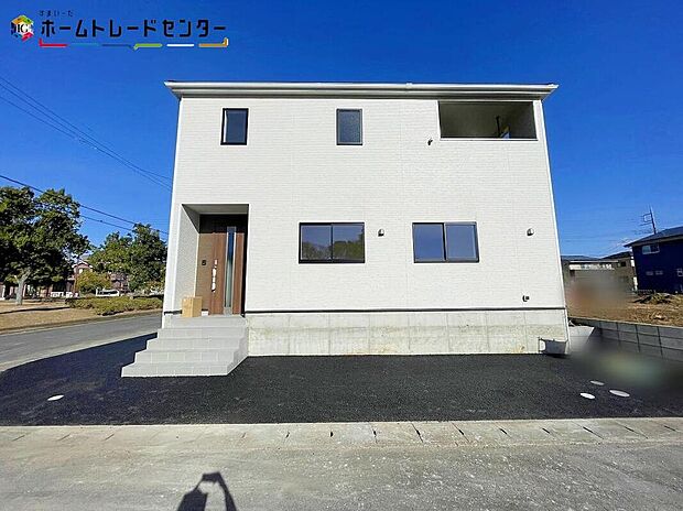 【駐車場】嬉しい仕様がたくさん!
システムキッチン、浴室乾燥機、床下収納、防犯カメラ、TVモニター付きインターホン、人感センサー付玄関灯、全居室ペアガラス、和室、全居室南向き、納戸、駐車2台可(車種による)!