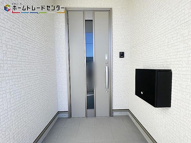 【玄関】1号棟
玄関ポーチには屋根がついているので雨でも玄関前で濡れずにお出かけ準備が出来ます。セキュリティを高められるTVモニター付きインターフォンが標準装備です!