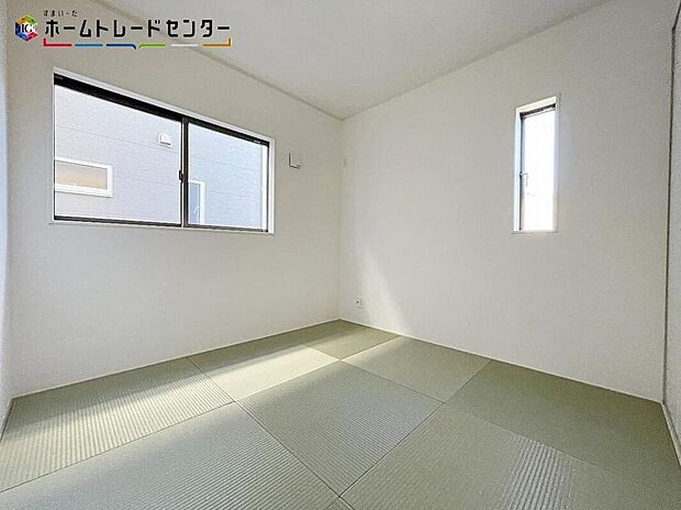 【リビング以外の居室】１号棟
あると落ち着く『和室』♪窓から入る暖かな日差しについウトウトしてしまいます！家事の休憩スペースやお子様のお昼寝スペースとしても活用してください♪もちろんお客様の宿泊用にも☆