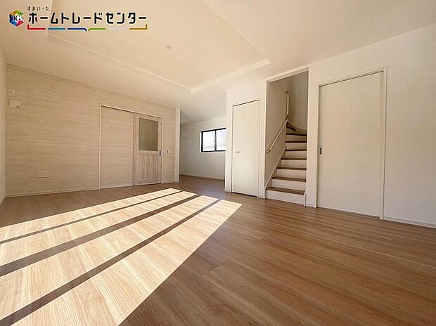 【リビング】ホームパーティに招きたくなる自慢の広々リビング・ダイニング!お子様が走り回っても広々安心です!伸びやかな子育てや、にぎやかなふれあいの日々を存分に楽しんでください。