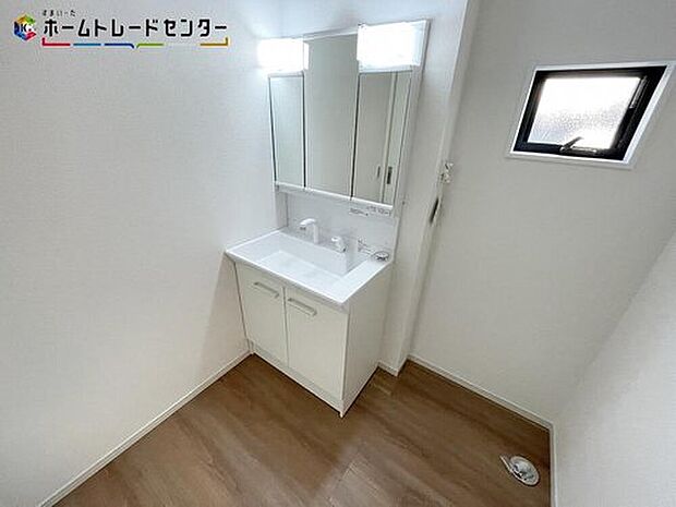 【洗面台・洗面所】散らかりがちな洗面所も三面鏡うしろの収納でスッキリ!サニタリースペースには窓が備えられております。毎朝の身支度も、陽の光差し込む明るい空間で、快適にお使い頂けそうです。