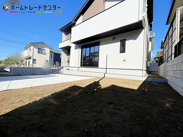 【庭】陽光たっぷり降りそそぐ南庭を備えた理想のお住まいです。お子様の遊び場や趣味のガーデニングなど、ライフスタイルに合わせていろいろとお楽しみ頂けそうです。