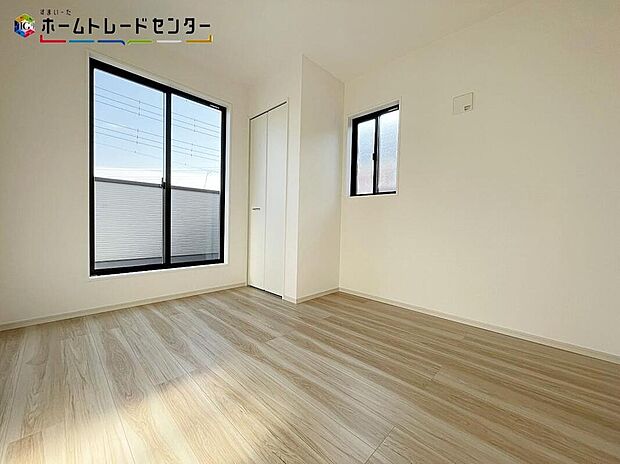 【リビング以外の居室】二面採光を取り入れたお部屋ですので、十分な日差しが隅々まで入り、とても明るく暖かです!勉強で煮詰まっていても、趣味に没頭していても、窓を開ければ穏やかで優しい風が入り、快適に過ごせることでしょう!