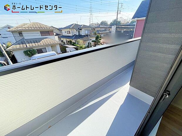 【バルコニー】心地よい春の陽射しや暖かな風を楽しむことが出来るバルコニー。晴れた日にはたっぷりの洗濯物や布団を干せます!屋根があるので急な雨にも慌てずに済みますね!