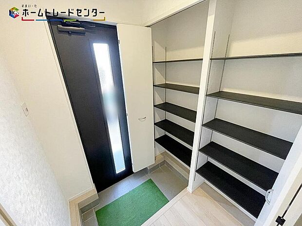 【玄関】１号棟
訪れる人を優しく迎える、スタイリッシュな玄関。開放感のある玄関ホール。温もり感じるフローリング仕様ですので、ご家族やお客様を温かく迎えてくれます。収納も完備され綺麗を保てます！