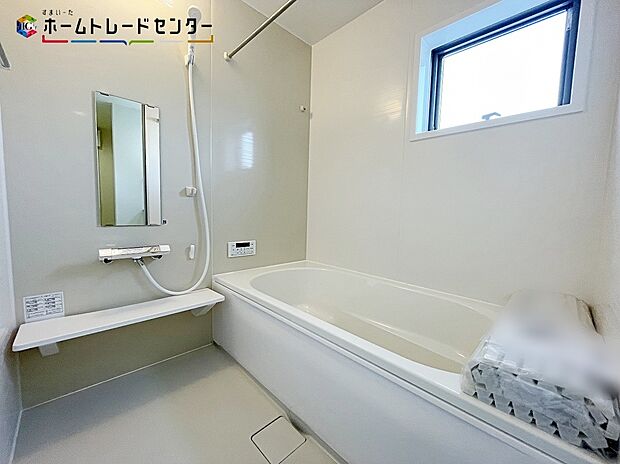 【浴室】浴室は湿気がたまりやすく、換気扇だけではどうしてもカビが出やすいです。窓もあり浴室乾燥機も設置されておりますのでカビの抑制に繋がります！洗濯物を乾かすことも出来ます！雨の日や花粉の季節も心配いりません