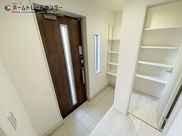 【玄関】ご家族が増えると靴の数も増えますね。大容量の収納力で大家族の履物もすっきり収納できます！いつでも玄関周りがすっきりと片付きますので、急な来客でも慌てません！最初に入る我が家の自慢の空間のひとつです！