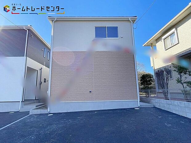 【駐車場】１号棟
嬉しい仕様がたくさん
システムキッチン、浴室乾燥機、床下収納、防犯カメラ、TVモニター付きインターホン、ペアガラス、人感センサー付玄関灯、EVコンセント、駐車２台可（車種による）