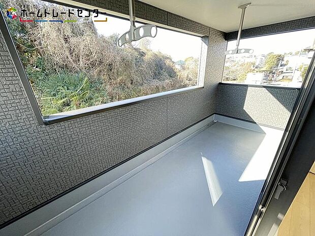 【バルコニー】家族分の洗濯物やお布団が一気に干せます！重労働ですし、お天気にも左右される家事ですが快適でスムーズに行えるよう、動きやすい広さを確保しております！