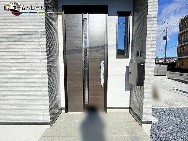 【玄関】玄関ポーチには屋根がついているので雨でも玄関前で濡れずにお出かけ準備が出来ます。玄関に入ると飾り棚がありますので、お花屋などのインテリアでお越しいただくお客様をおもてなしできます。