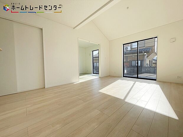 【リビング】１号棟
開放感のある明るいリビング＆キッチンです！対面式キッチンからは、リビングにいるご家族の様子が一目で分かります。テレビを見ながら、家族と会話しながら孤立することなくコミュニケーションがとれます！