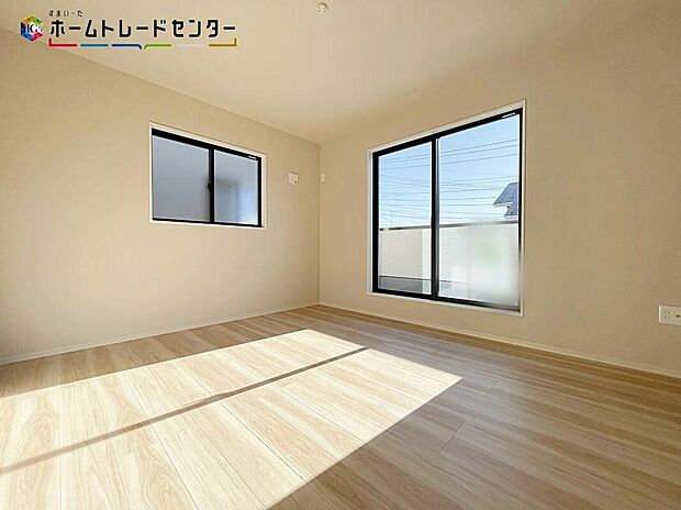 【リビング以外の居室】大きな窓から光が差し込む室内！日の光で照らされた明るいお部屋は、趣味の時間を過ごす時も、家族や友達と一緒に過ごす時も、いつでも居心地のいいリラックスできる空間をお届けします！