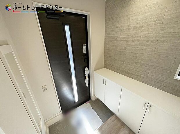 【玄関】訪れる人を優しく迎える、スタイリッシュな玄関。開放感のある玄関ホール。温もり感じるフローリング仕様ですので、ご家族やお客様を温かく迎えてくれます。