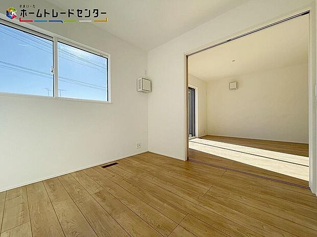 【リビング以外の居室】リビング隣接のお部屋は、家事の休憩スペースやお子様のお昼寝スペースとしても活躍します♪もちろんお客様の宿泊用にも☆収納もあるので安心です♪急な来客でも一旦、荷物を隣のお部屋に移動！慌てませんね！