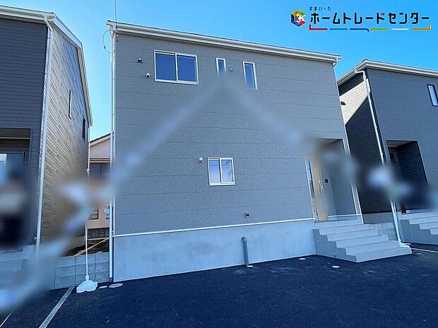 【現地外観写真】３号棟
一戸建ての大きなメリットは、「自分の土地」を自由に使えること。好きなペットが飼えるほか、ガーデニングやＤＩＹ、車の手入れなど様々な趣味を楽しめます♪広いお庭でのびのびと開放的に暮らしましょう！