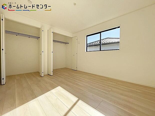 【収納】２号棟
お子様の成長は早いもの！どんどん増えていく荷物も、楽々しまえる収納力です！お部屋は美しい空間を保てますね！オシャレなママは洋服もたくさんです！収納に困らないよう、各部屋の収納力も見逃せない！！