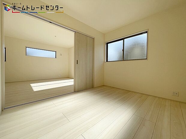 【リビング以外の居室】リビング隣のお部屋は、お子様の遊び場やお昼寝スペースとしてなど、開放し広々とお使い頂けます。突然の来客時には戸を閉めてリビングの荷物をサッと移動して視線を遮る事も可能です。慌てずに済みますね!