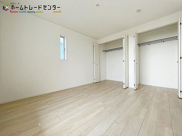 【収納】お子様の成長は早いものです！どんどん増えていく荷物も、楽々しまえる収納力です！お部屋は美しい空間を保てますね！オシャレなママは洋服もたくさんです！収納に困らないよう、各部屋の収納力も見逃せない！！