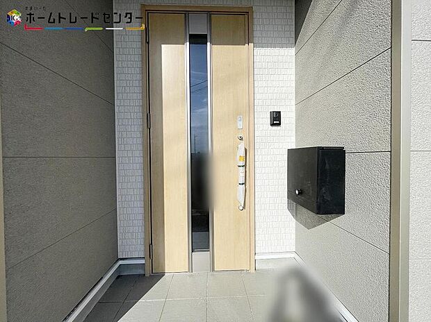 【玄関】玄関ポーチには屋根がついているので雨でも玄関前で濡れずにお出かけ準備が出来ます。セキュリティを高められるTVモニター付きインターフォンが標準装備です！