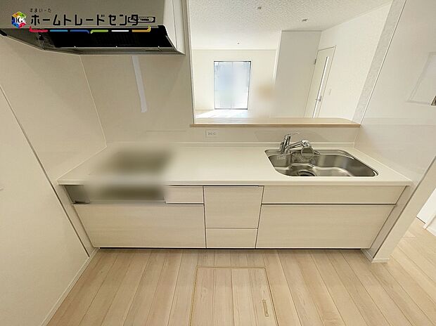 【キッチン】４号棟
おしゃれなカウンターキッチン♪リビングで遊んでいるお子様を見守りながら、時にはお喋りをしながら料理や後片付けができる人気の高いスタイルです♪テレビの話題や一日の出来事、食卓も会話が弾みますね♪