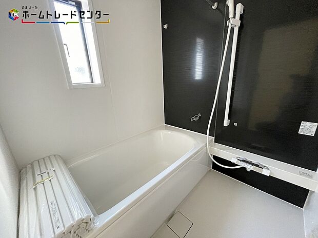 【浴室】４号棟
窓付きのバスルーム。陽射し差し込む明るい環境は、日中の入浴も気持ち良くお使い頂けそうです。一日の疲れを洗い流せるような憩いの空間。窓があることで、換気環境も良好。掃除もスムーズに出来ます。