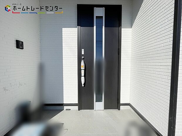 【玄関】４号棟
 玄関ポーチには屋根がついているので雨でも玄関前で濡れずにお出かけ準備が出来ます。セキュリティを高められるTVモニター付きインターフォンが標準装備です！