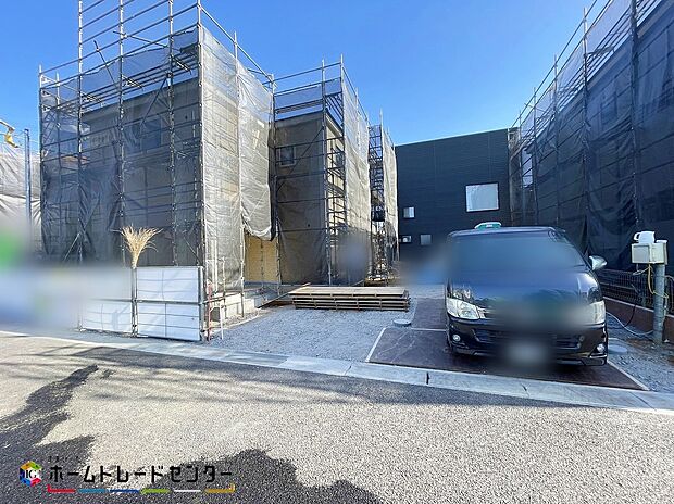 【駐車場】２号棟
優しい印象の外観で温もり感じるお住まいとなっております！車通りの少ない前面道路、小さなお子様がいても安心です。採光、生活動線、収納力を考慮した個性豊かな魅力溢れるプランとなっております！