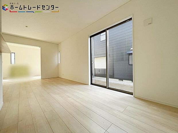 【リビング】開放感のある明るいリビング＆キッチンです！対面式キッチンからは、リビングにいるご家族の様子が一目で分かります。テレビを見ながら、家族と会話しながら孤立することなく、リビングとキッチンを行き来出来ます！